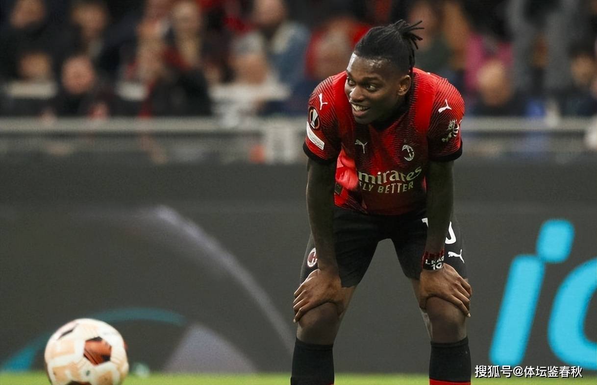 米兰锋霸遭主场嘘声！遭俱乐部甩卖，英超多队抢人，曼联有望胜出 