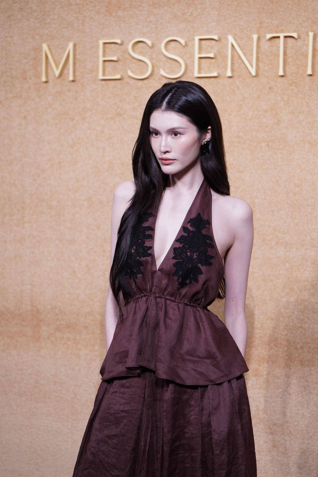 何穗新中式造型惊艳，易梦玲孙乐言盛夏时尚大秀争艳