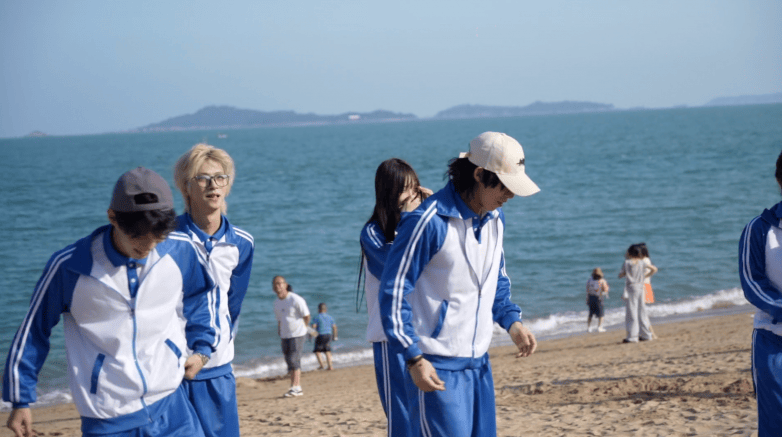 辰亦儒亚瑟王造型亮相厦门，厦门园博苑花灯乐园把“青春回忆”搬进五一夜色里(图3)