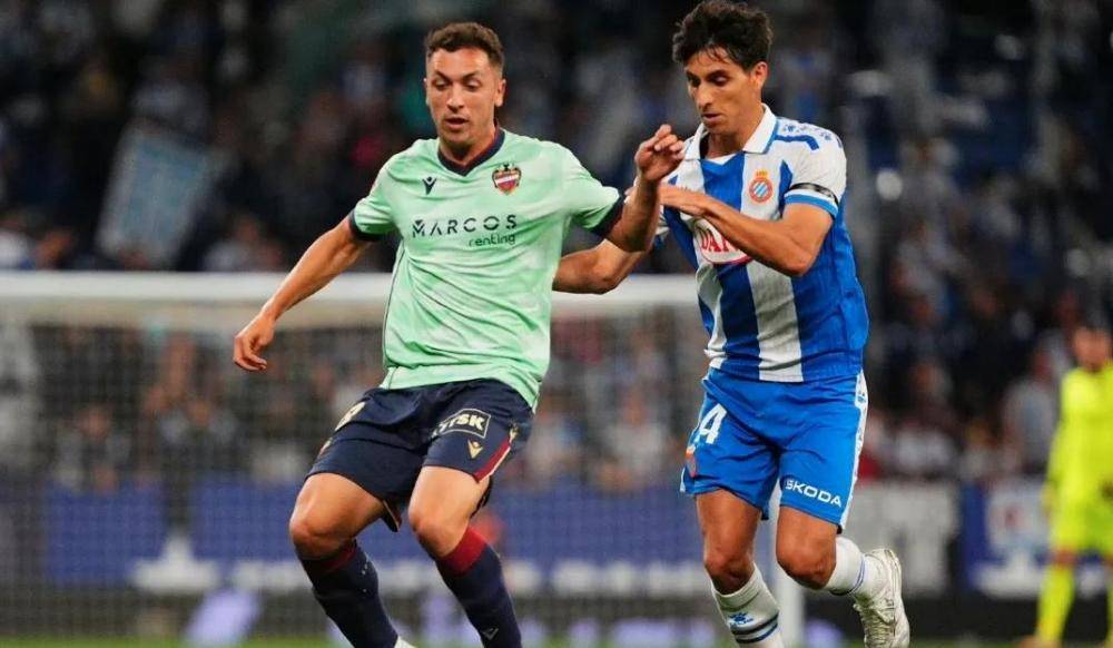 足坛悲喜夜！B费追平C罗，卡塞米罗宝刀不老，谢什科成队内射手王，曼联2-1取胜基本锁定欧冠