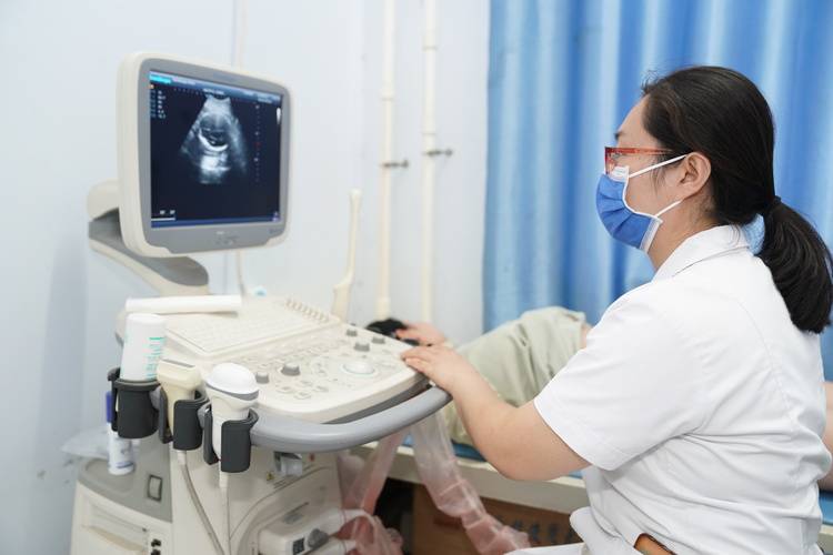 产检时B超里胖胎宝直吐舌头,老公直呼可爱！医生一句话让夫妻崩溃了