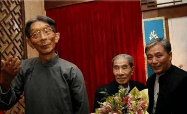 李文采和马志明在马三立蜡像前