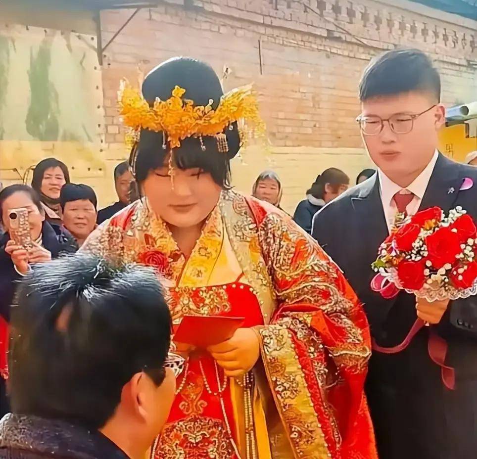 原创            大衣哥女儿朱雪梅婚后生活曝光，网友：谁家刚结婚小夫妻这样相处