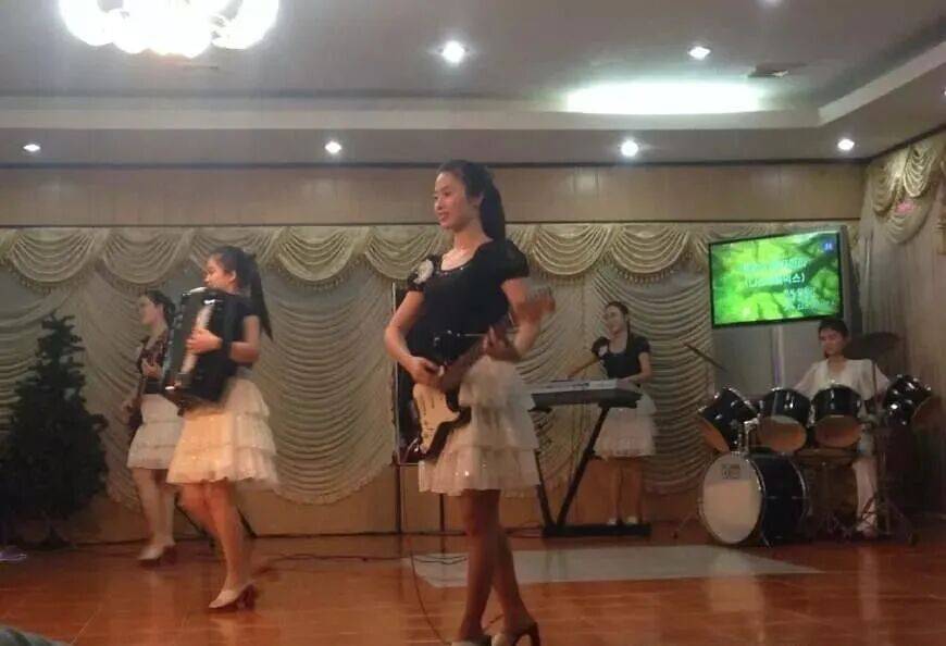 中国餐厅里的朝鲜姑娘_朝鲜餐厅服务员 中国文化差异 朝鲜女孩视角