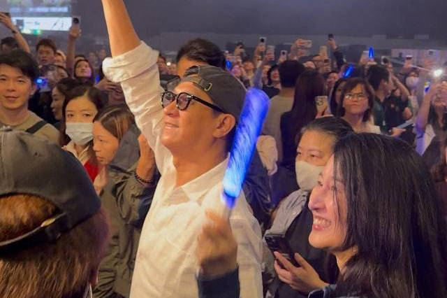 张家辉关咏荷香港牵手看演唱会,甜蜜恩爱依旧