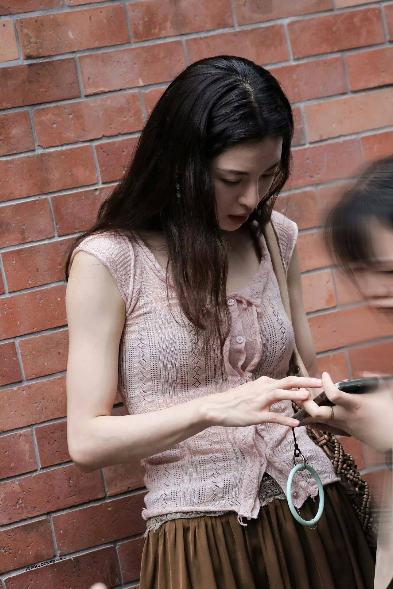 看着她身着剪裁利落的职场装或是简约的裙装身姿挺拔地走在片场那种