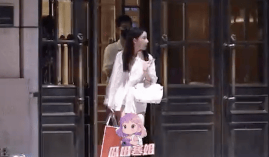 张翰与美女聚餐引关注，目送离开后优雅上车