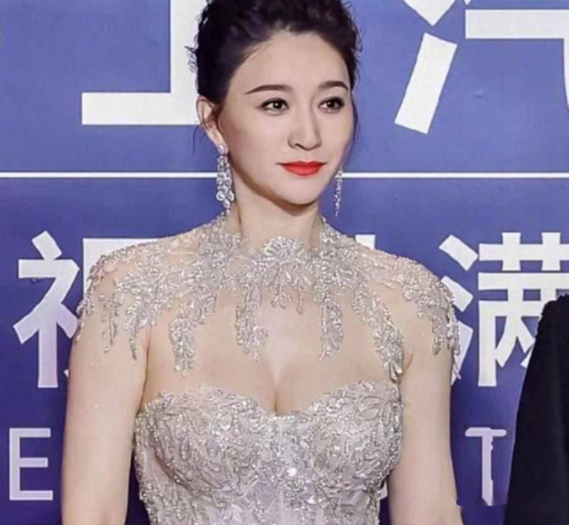 原创            丈夫出事，50岁被迫放低身段出来赚钱的李小冉，豪门梦终还是碎了