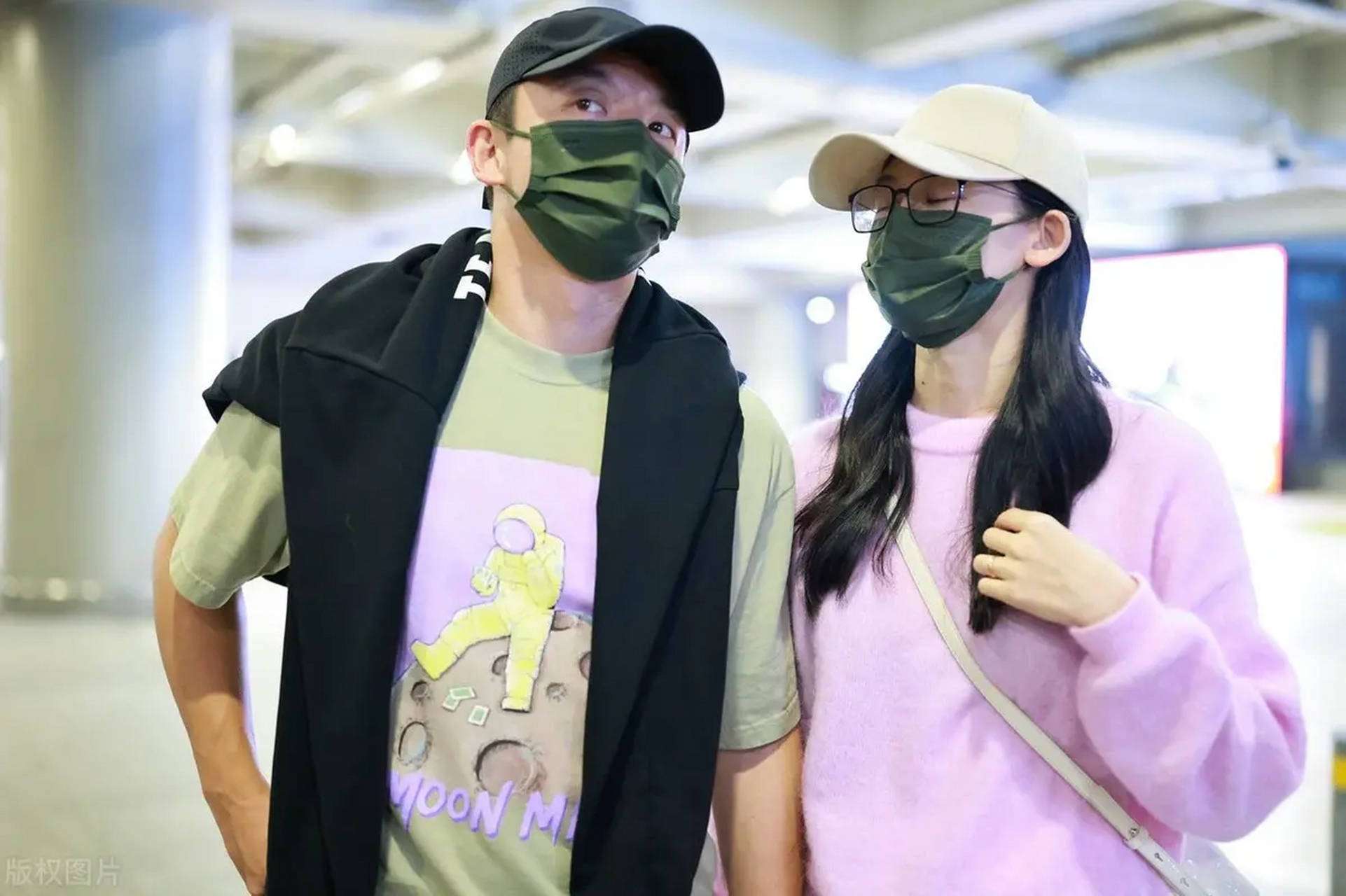 原创            甜度超标！郑恺苗苗手牵手录节目，网友：这是妻子浪漫旅行吧
