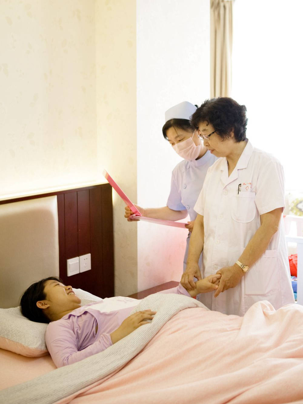 马景涛前妻吴佳尼晒产后妊娠纹,自曝产后漏尿,一度不敢出门