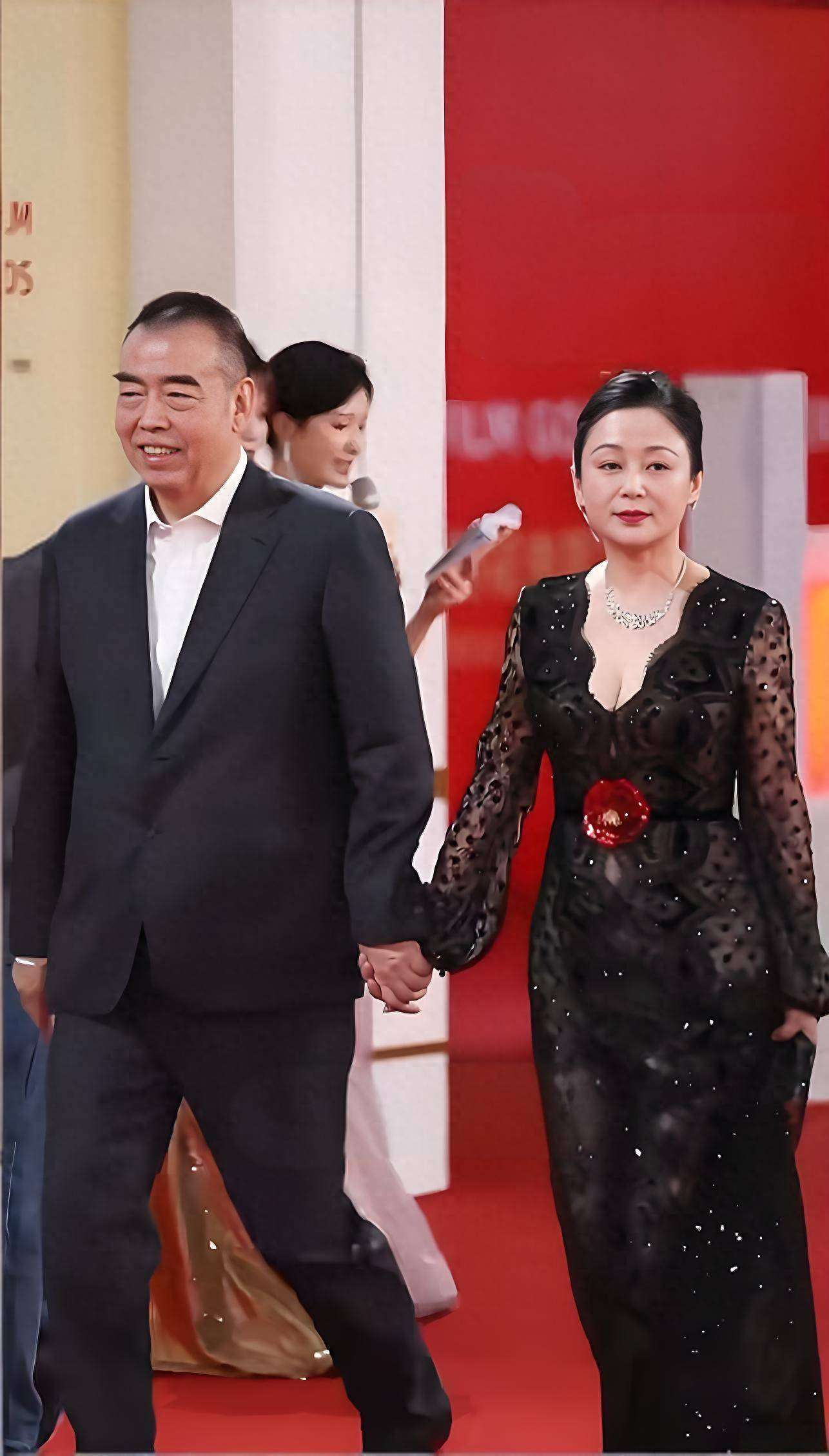 陈凯歌戛纳老态明显小16岁陈红却美到不敢认