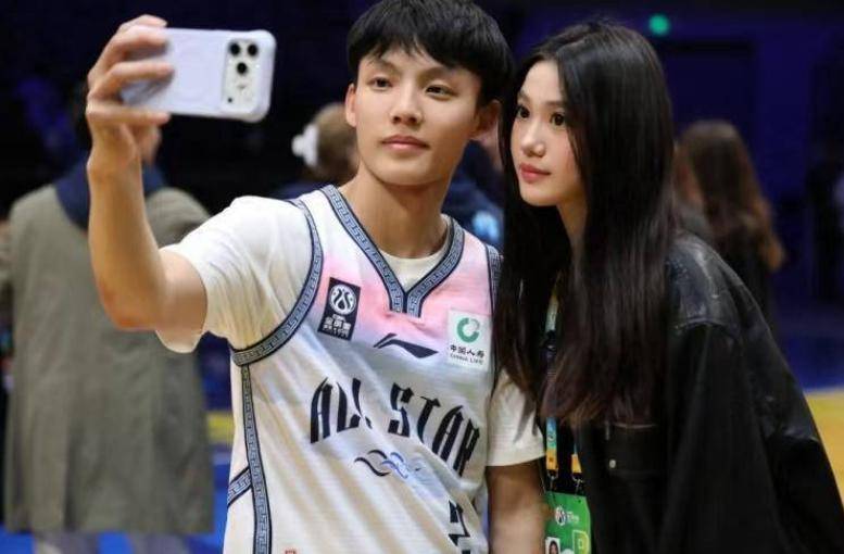 徐杰和女友近照，26岁已是巨星，前往美国特训，175女友太美了