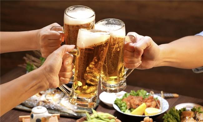 酒局必备的解酒饮料品牌怎么选？这四款碱性水满足你的需求