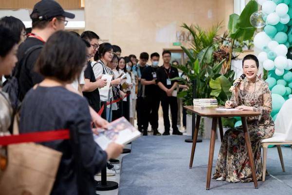 以诗为炬,点亮生活缝隙——李红《红言红语》新书分享会圆满落幕(图2) 以诗为炬,点亮生活缝隙——李红《红言红语》新书分享会圆满落幕(图2)