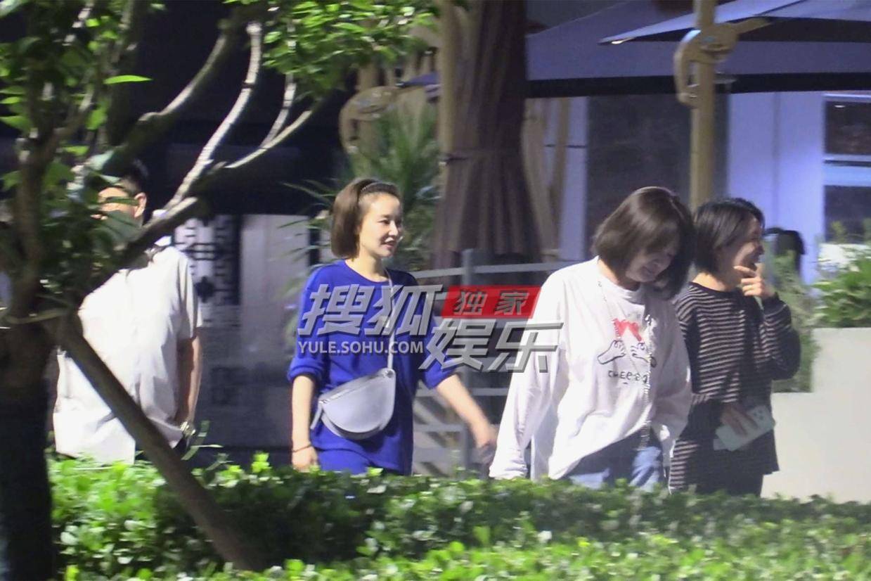 高叶与好友聚会笑容灿烂 大T恤短裤尽显健康时尚