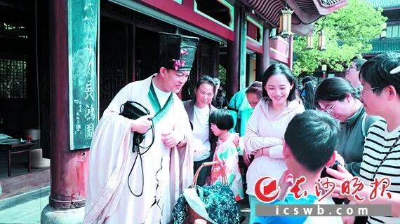 “村长”李锐化身“苏东坡”与游客互动。主办方供图