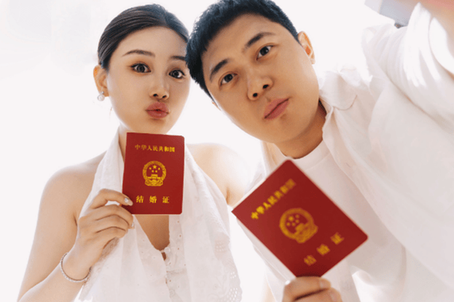 “爱笑兄弟”肖旭结婚，与女友恋爱7年在北京领证，老婆长相出众