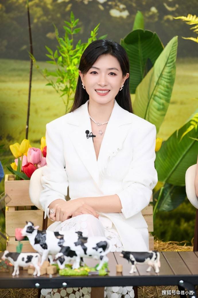 44岁万茜留回长发后像换了个人!穿抹胸裙好惊艳,美到差点认不出