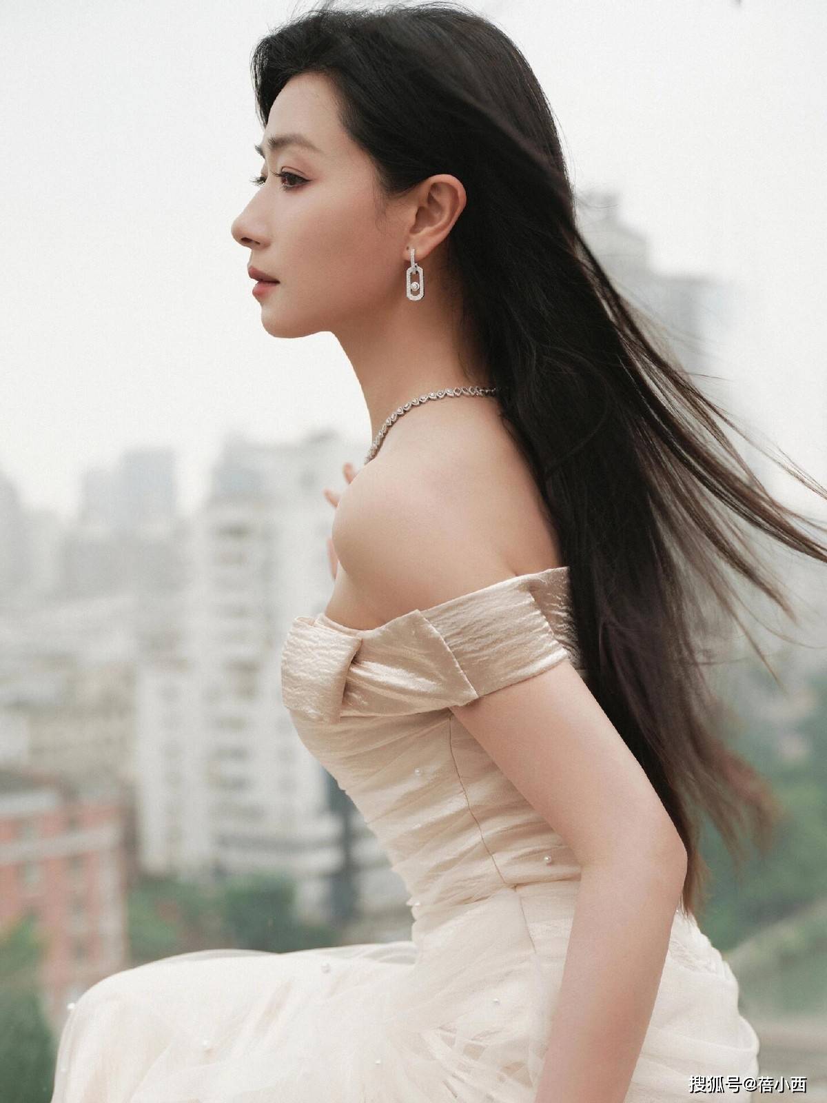 44岁万茜留回长发后像换了个人!穿抹胸裙好惊艳,美到差点认不出