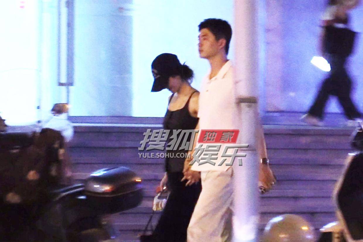 杨采钰与好友欢聚 丈夫全程陪伴牵手归家甜蜜升级