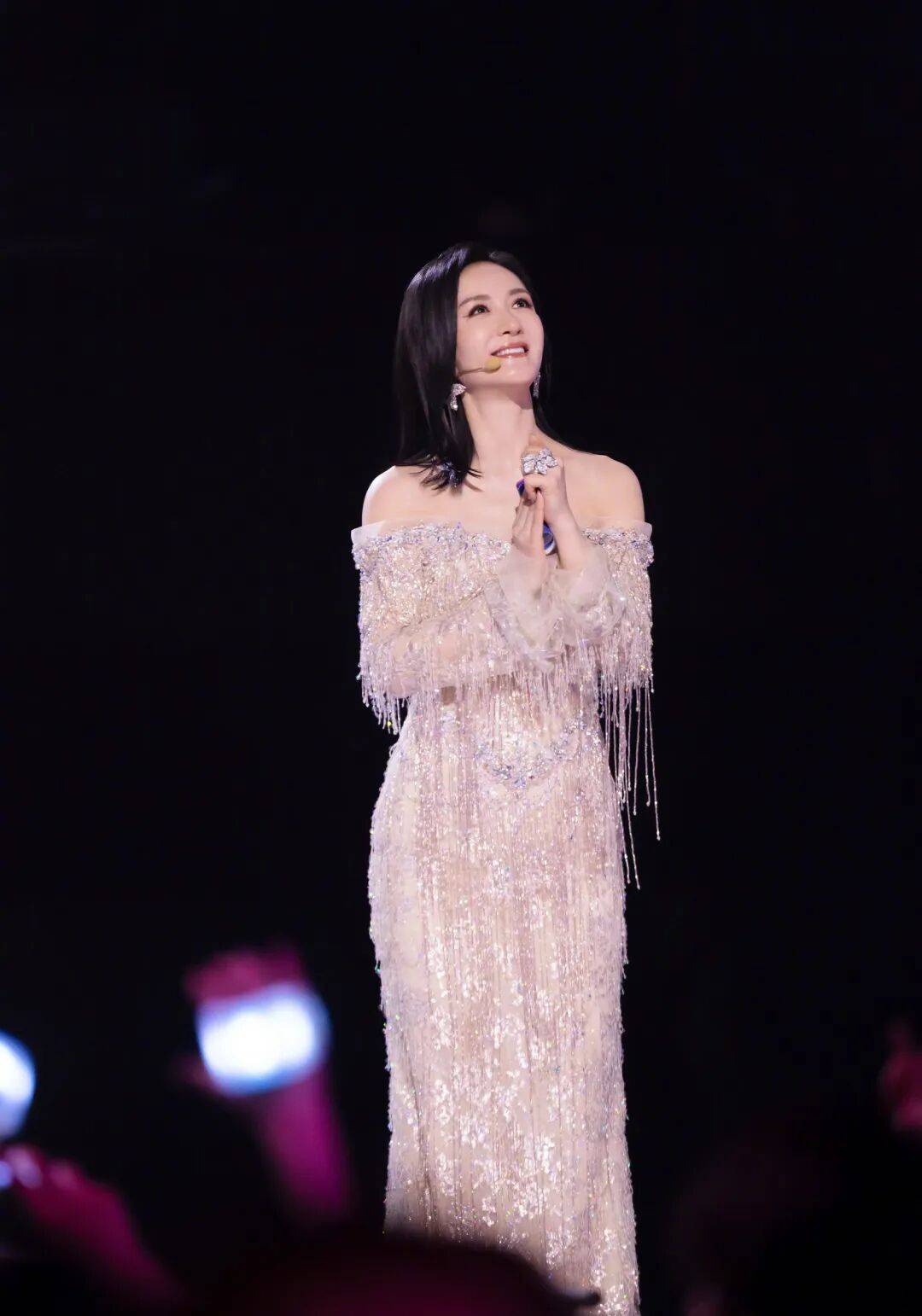 原创            谢娜的这条“银河流苏裙”，华丽不浮夸，温柔有力量
