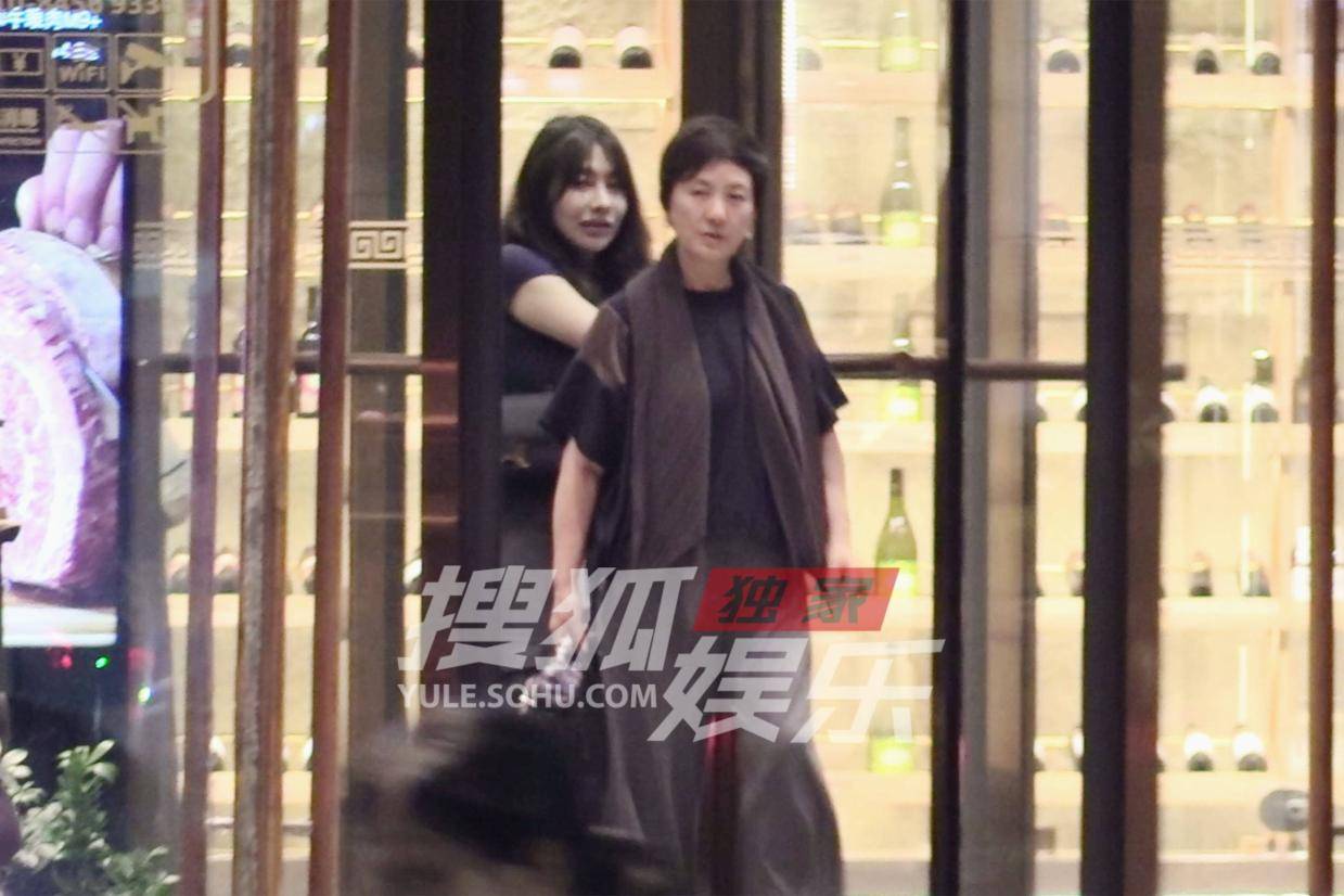 张国立邓婕深夜聚餐 夫妻默契相伴尽显温馨惬意