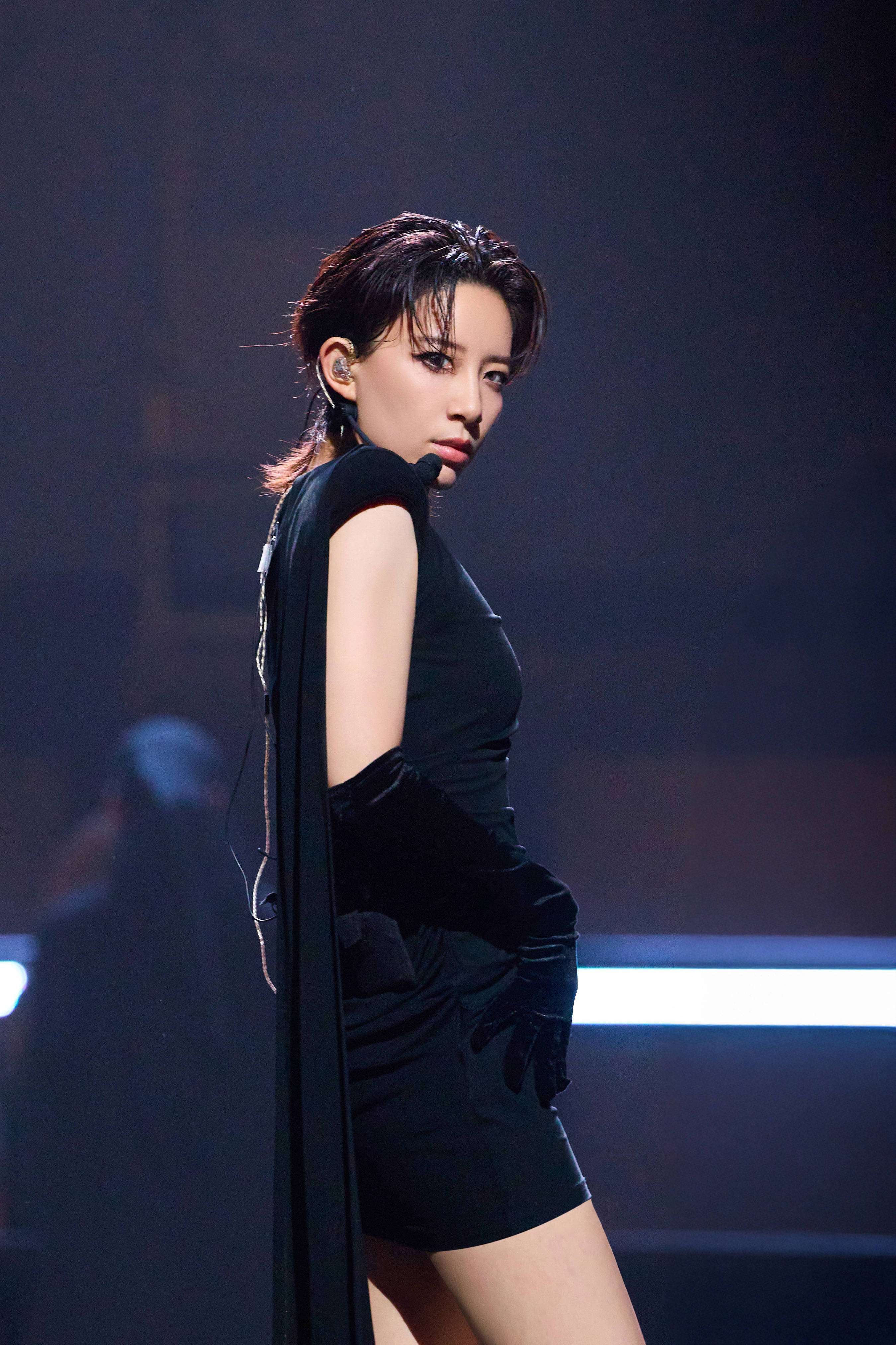 原创            李斯丹妮竞演舞台突发失误！忘词遭批专业不足，粉丝暖心安慰