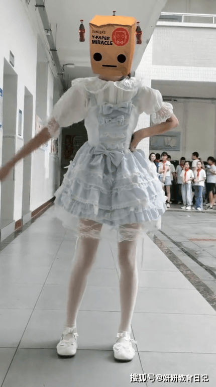 “在学校做这种事不尴尬吗”,女生穿洛丽塔跳舞,意外成了显眼包