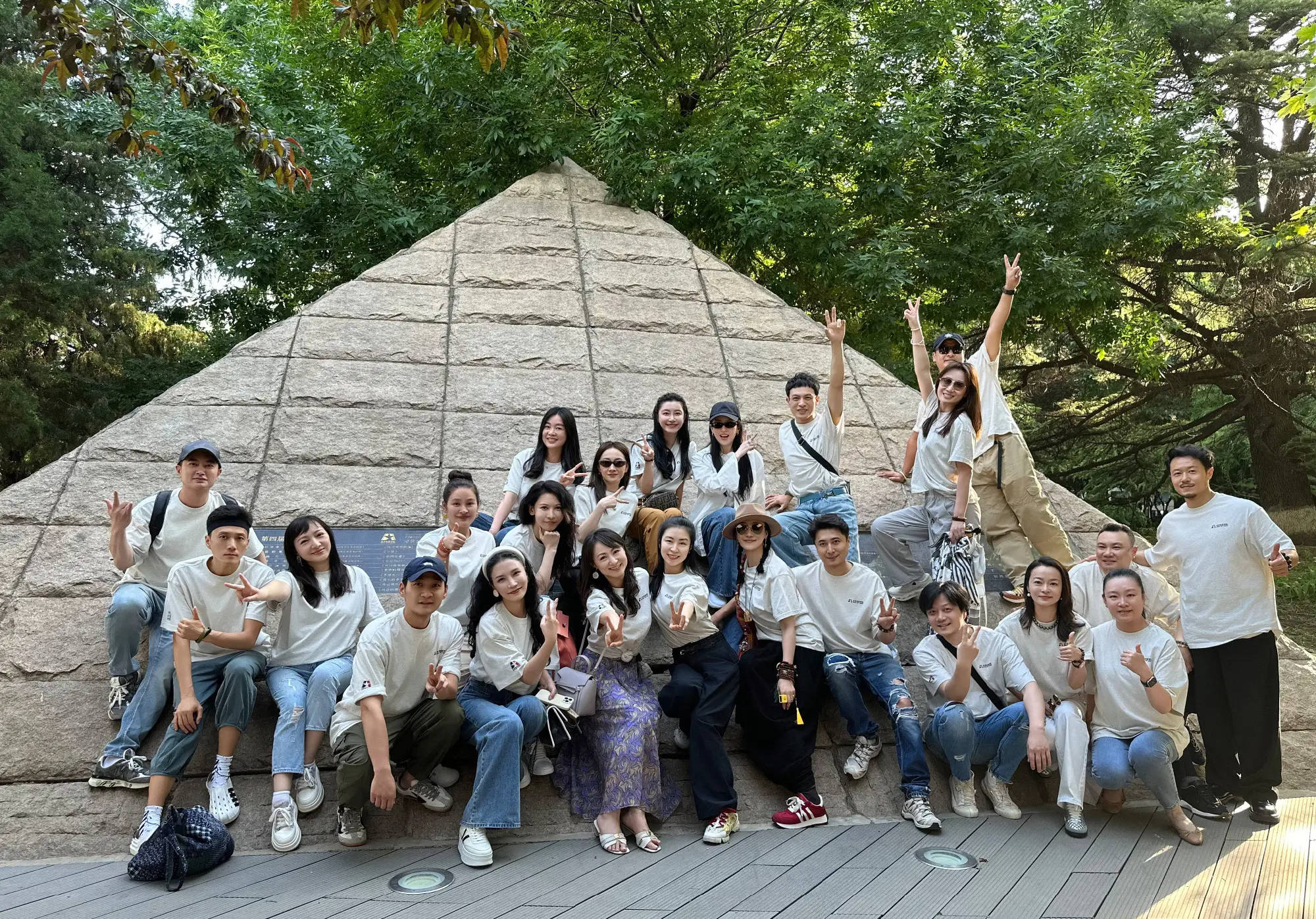 刘亦菲参加北电同学聚会照曝光！素颜出镜少女感满满