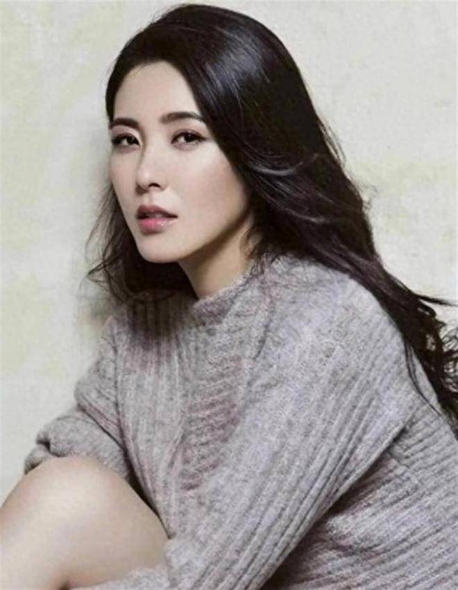 她是两百年难遇的美人，靠美貌征服无数男人，如今49岁活成这样！