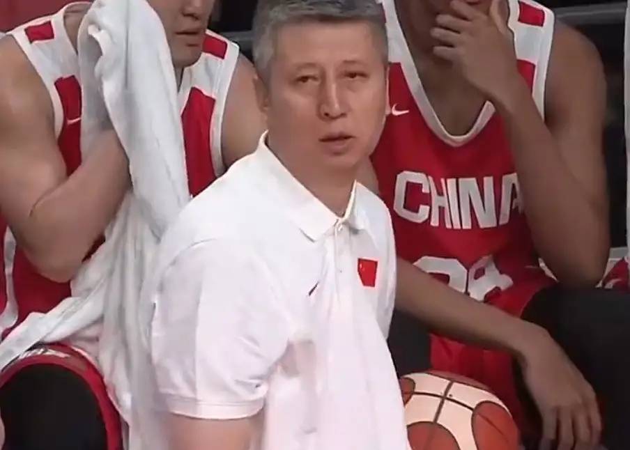 发布！中国男篮4批裁15人名单出炉，胡明轩徐杰离队周琦因伤落选