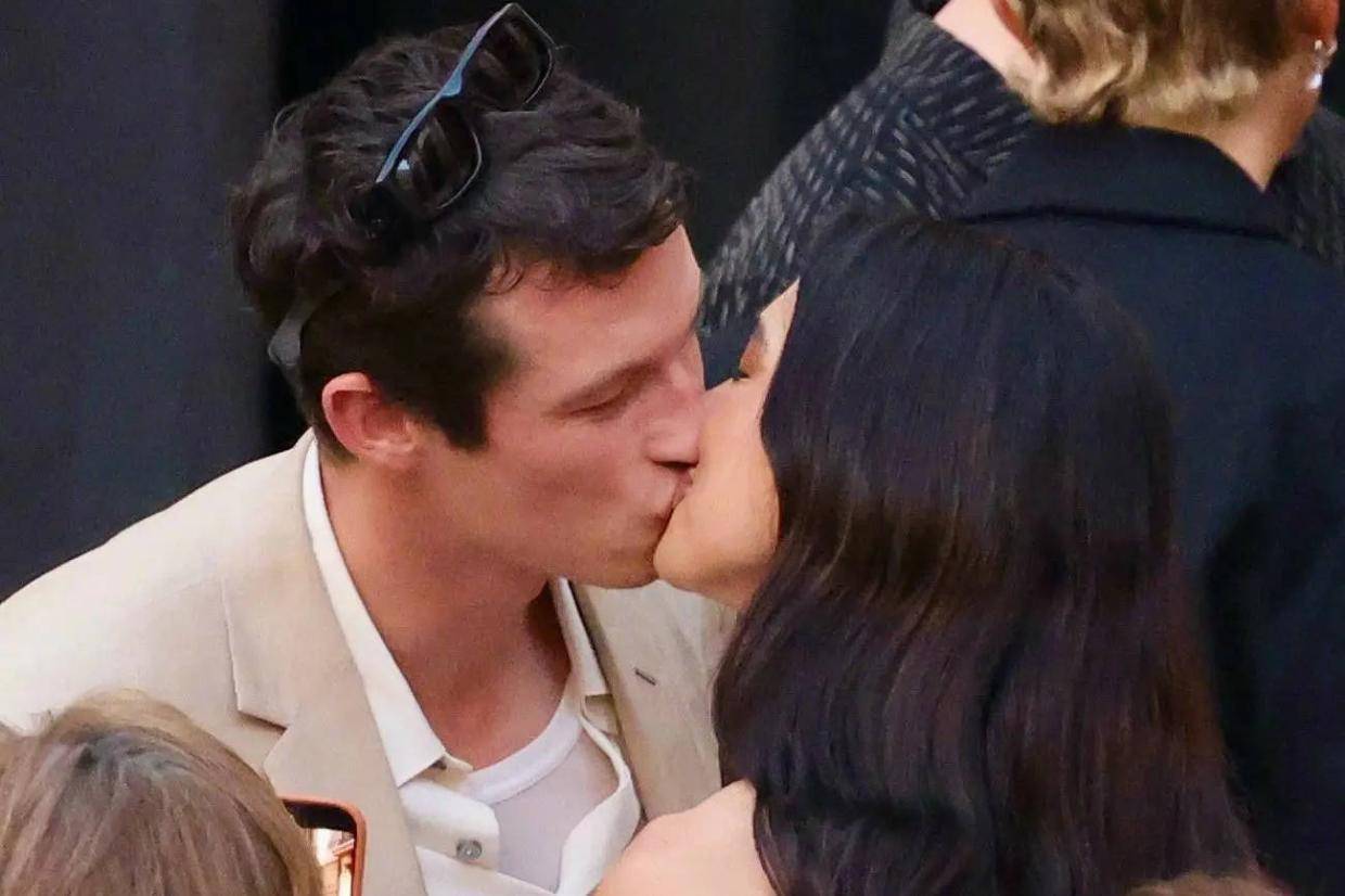 Dua Lipa与Callum Turner西西里岛婚前派对 甜蜜拥吻引祝福