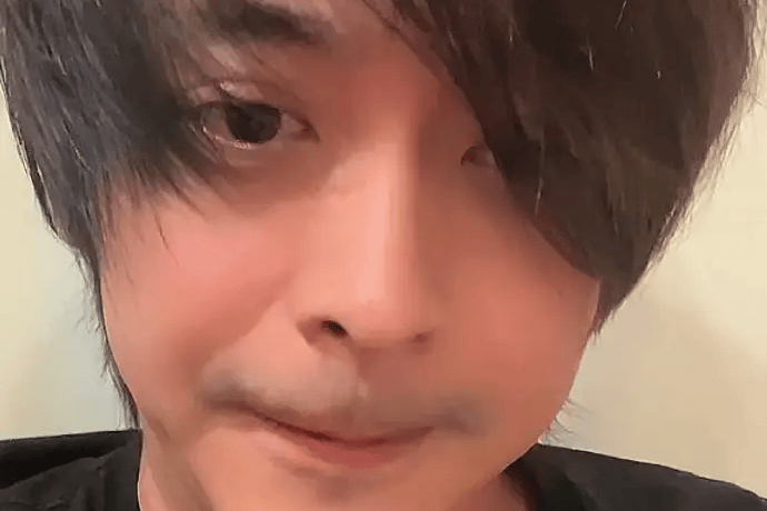 李佳航素颜直播引争议 本人发文回应：真实状态无需刻意修饰