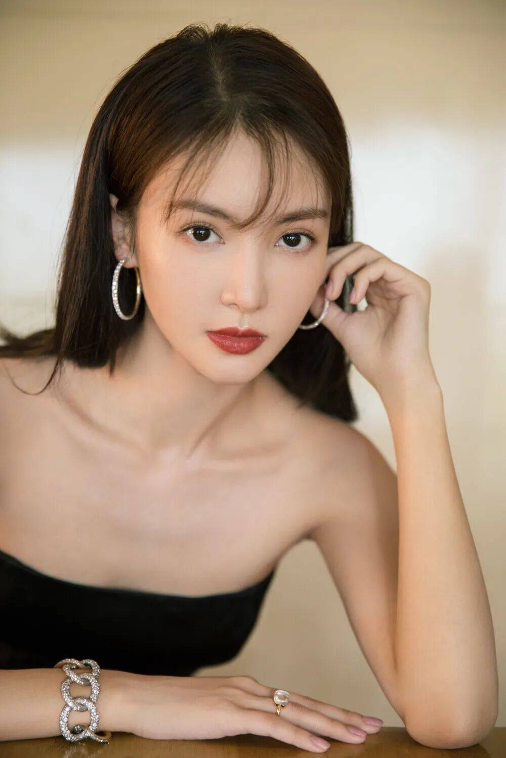金晨雪肤玉貌性感撩人!四大影视代表作惊艳扮相美爆了