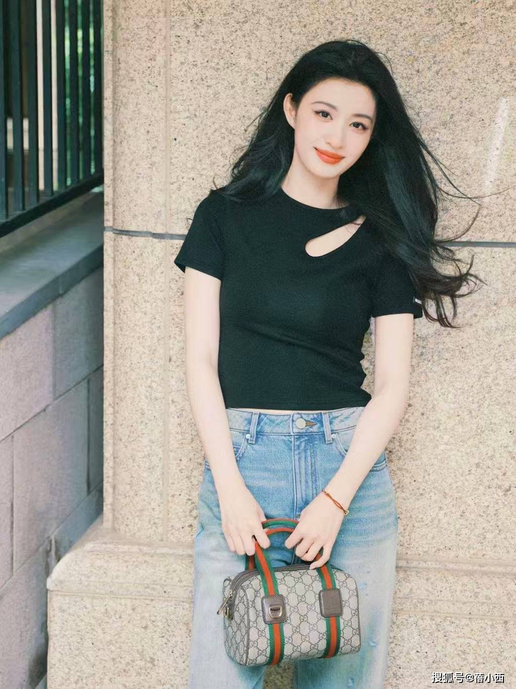 被王楚然的“饱满”身材惊艳了,一袭抹胸裙秀出曲线感,气质撩人