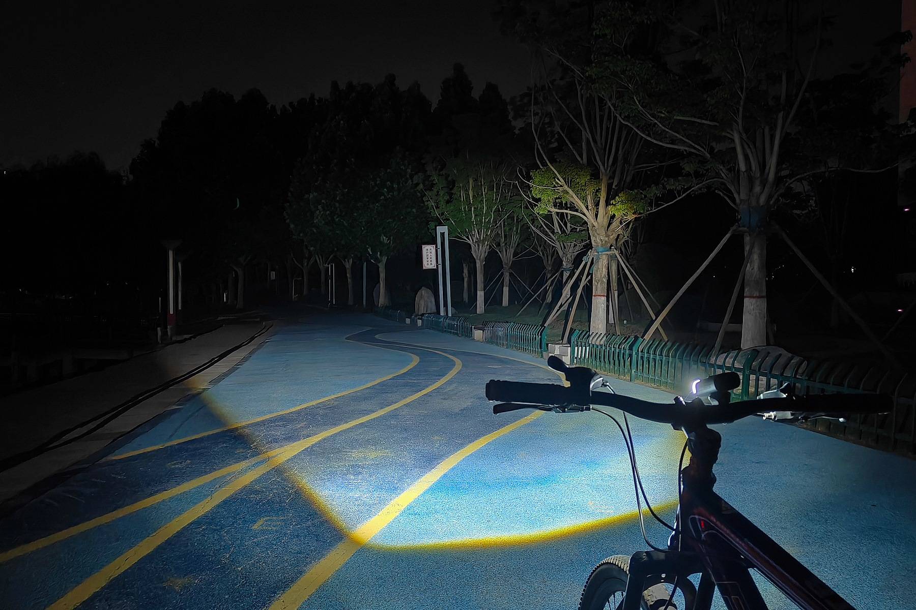 夜骑安全新标杆,迈极炫RC1000吊装截止线自行车灯深度评测