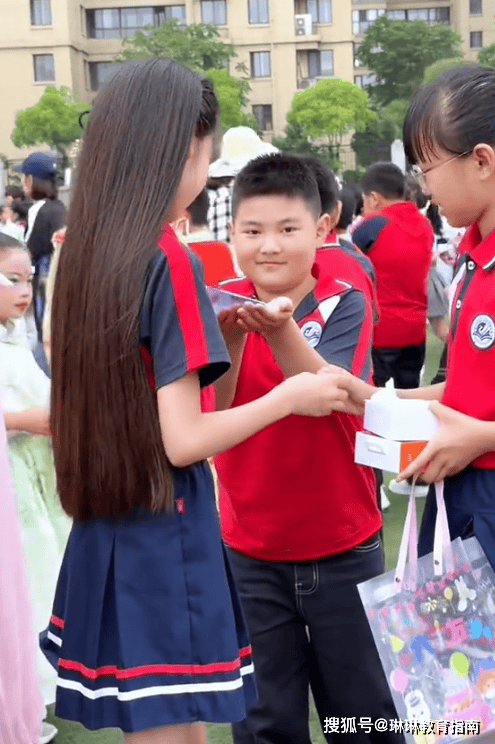“盛装不及她穿校服!”小学黑长直女生颜值走红,男同学的眼神说明一切