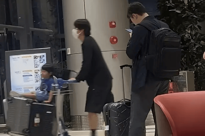 裴勇俊朴信惠两大家庭新加坡同游，跨界友谊背后的故事引关注