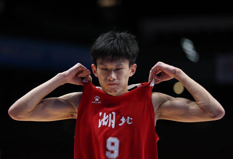 媒体人：篮协已对李沂泽顶格处罚 伪造身份证涉嫌违法