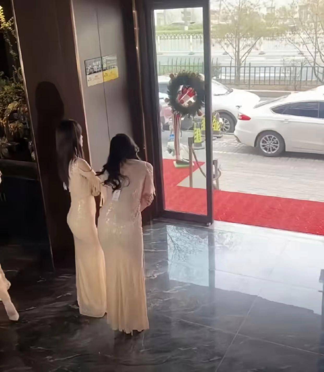 “事实证明,现在的生意真的不好做了!”足疗店女技师站门口鞠躬揽客,网友:去一次,跑外卖12小时白干