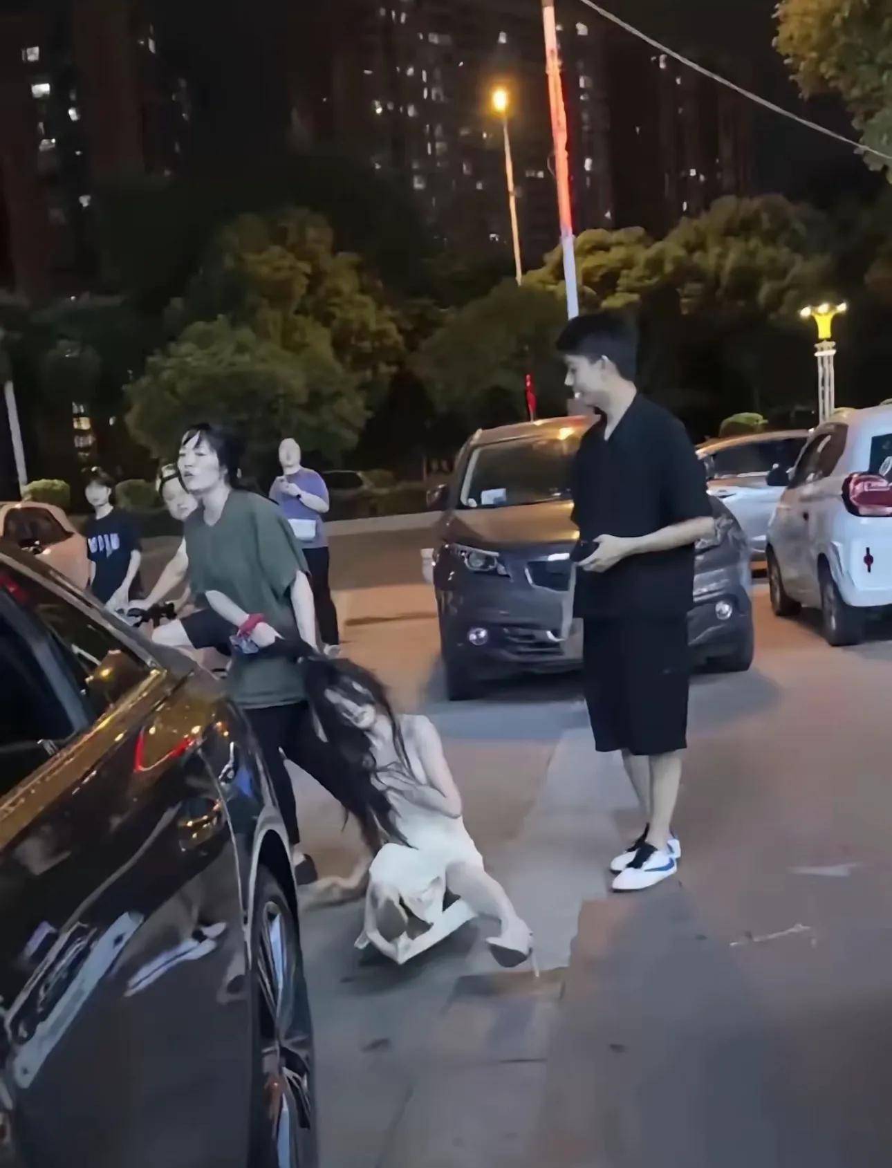 湖南邵阳原配暴打小三,丈夫在场冷眼旁观未制止,网友热议