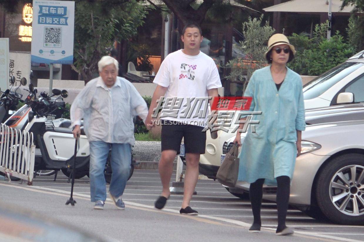 蒋雯丽家庭日温馨瞬间：儿子搀扶老人尽显孝心，网友纷纷点赞