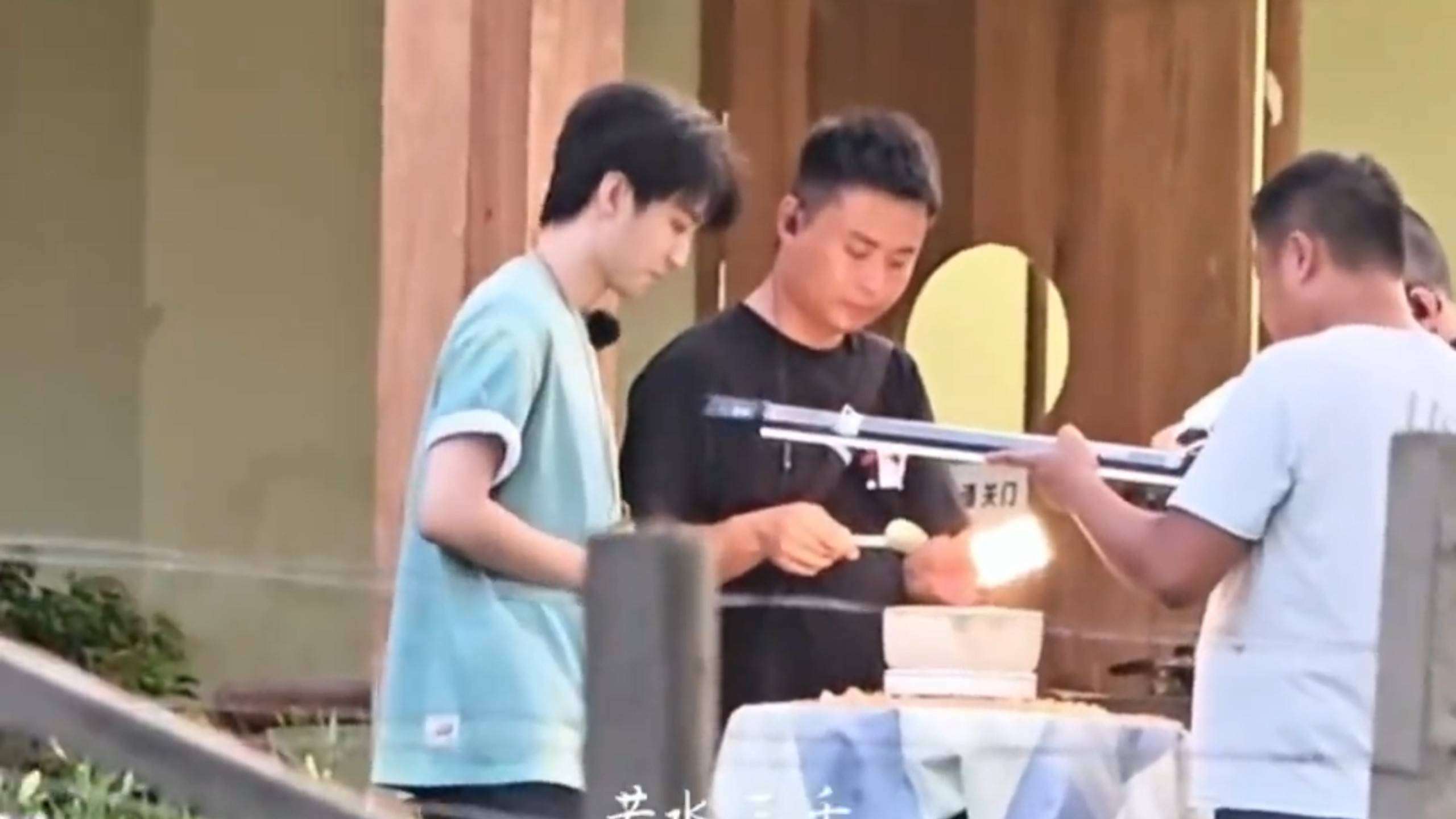 原创            中餐厅泪目送别六年重现？黄晓明和'儿子'的端午局看哭千万人