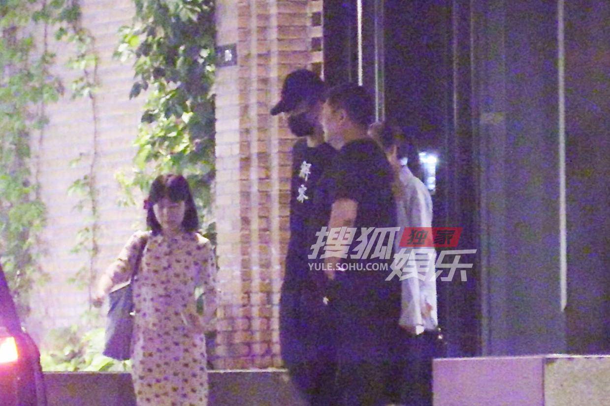 张译深夜密会陈思诚 离场《解密》T恤成亮点引热议