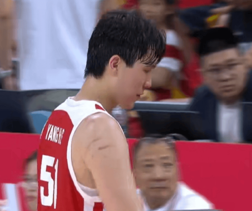 首秀7分8篮板！杨瀚森打得晦涩，中国男篮险胜收官！