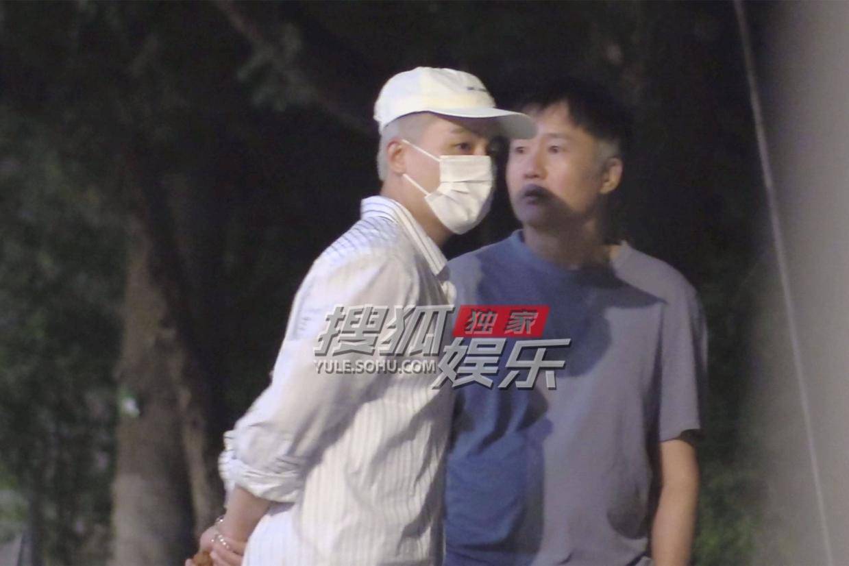 欧豪深夜街边温馨道别 绅士举止尽显真挚友情