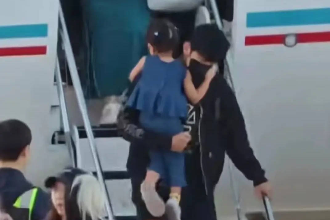 周杰伦携儿女现身北京,单手抱女尽显父爱,9岁儿子时尚造型吸睛