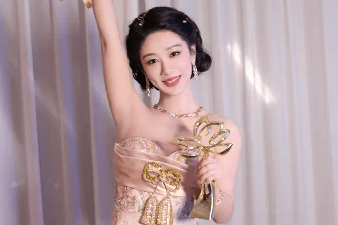 张一山祝贺杨紫获白玉兰视后：又美又会演戏的女演员不多了封面图