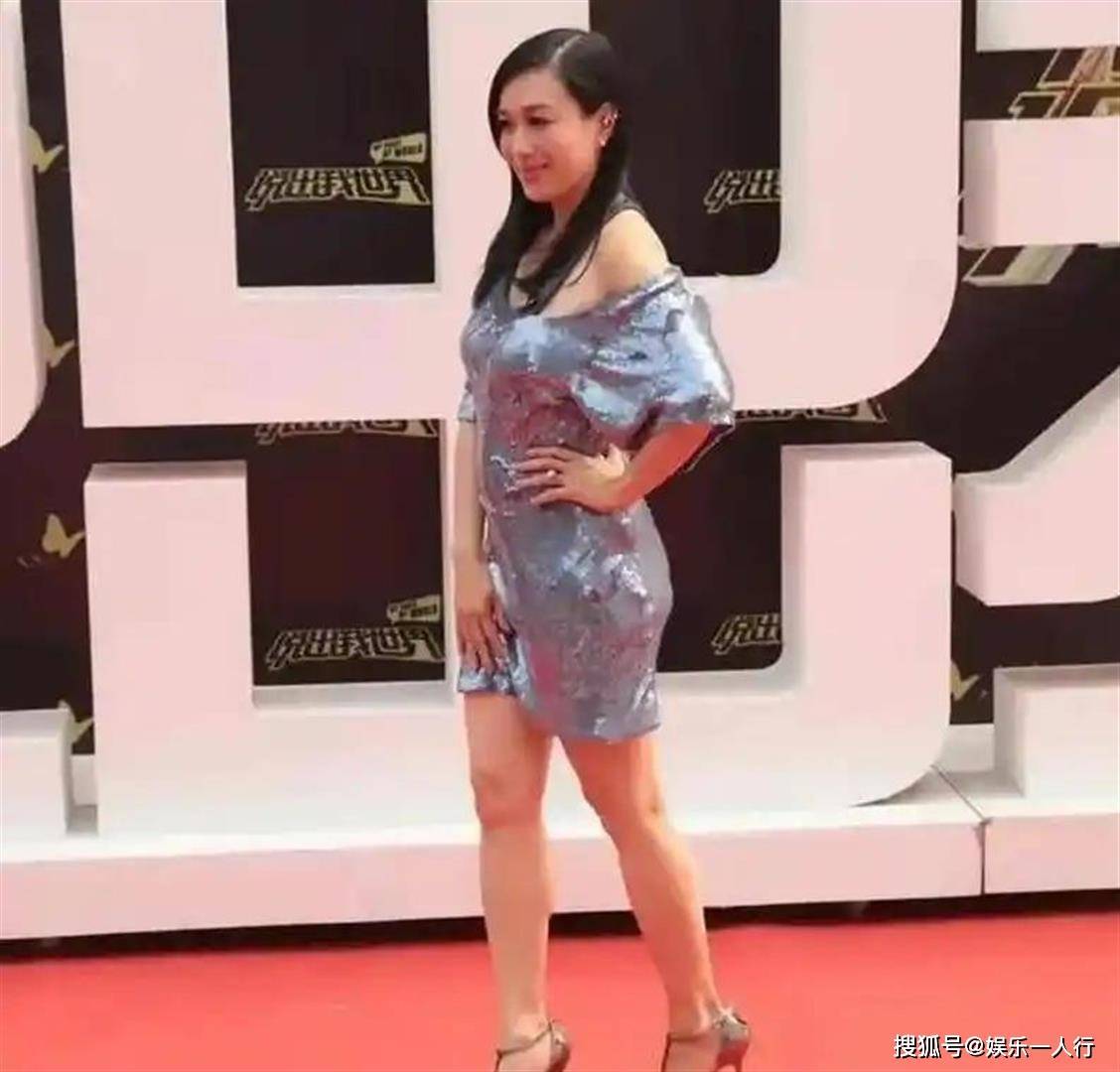 经典港风美腿！钟丽缇裙装造型，双腿丰盈白皙太迷人，把内娱网红“筷子腿”秒得渣都不剩