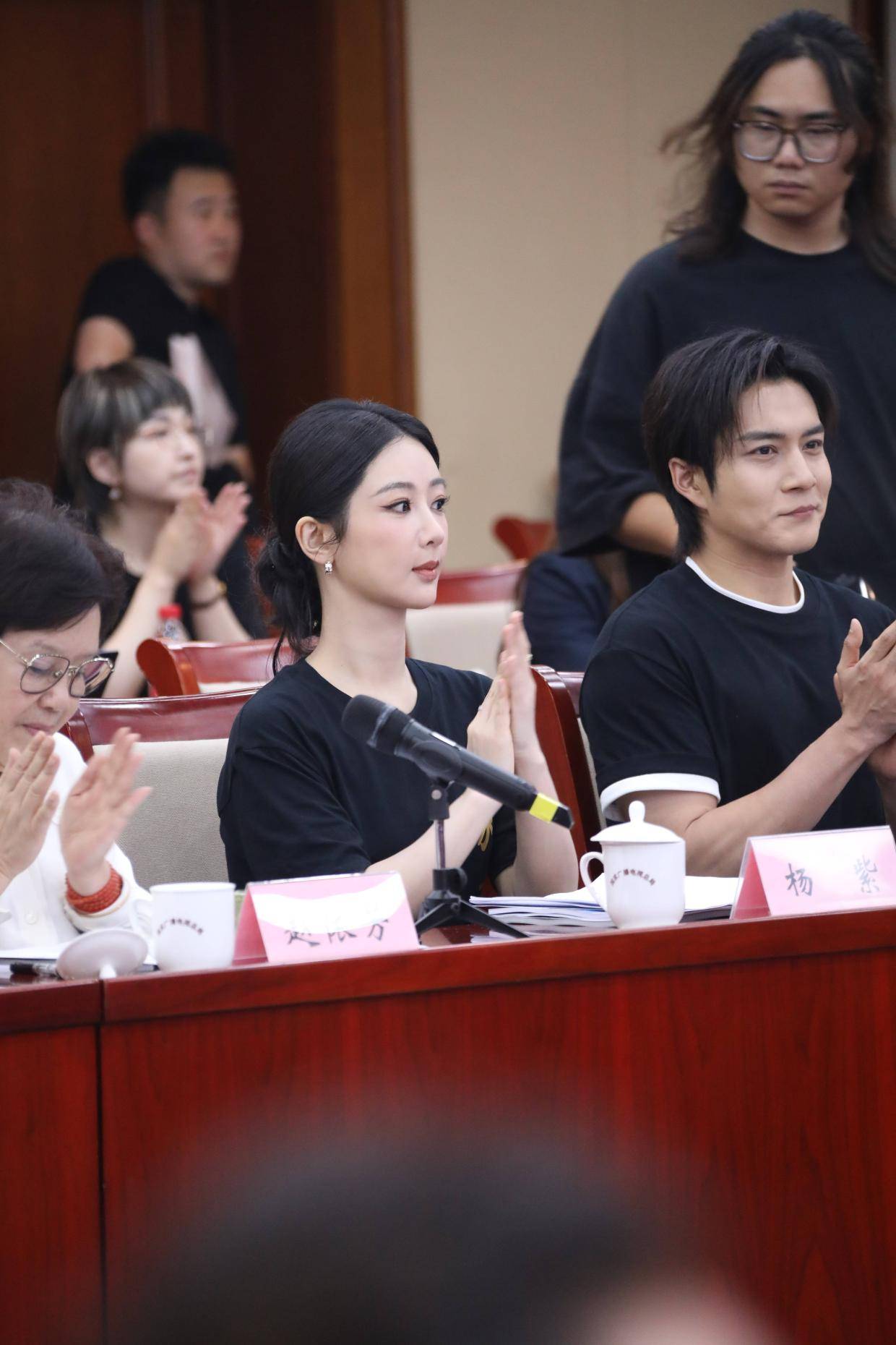 杨紫盘发造型优雅亮相《家业》座谈会 温婉气质引关注
